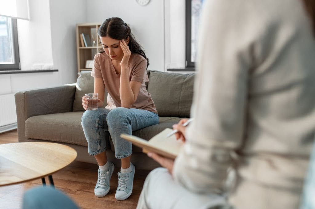 mujer joven en el psicólogo