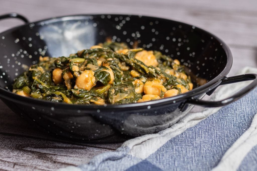 Cazuela de garbanzos con espinacas a la andaluza