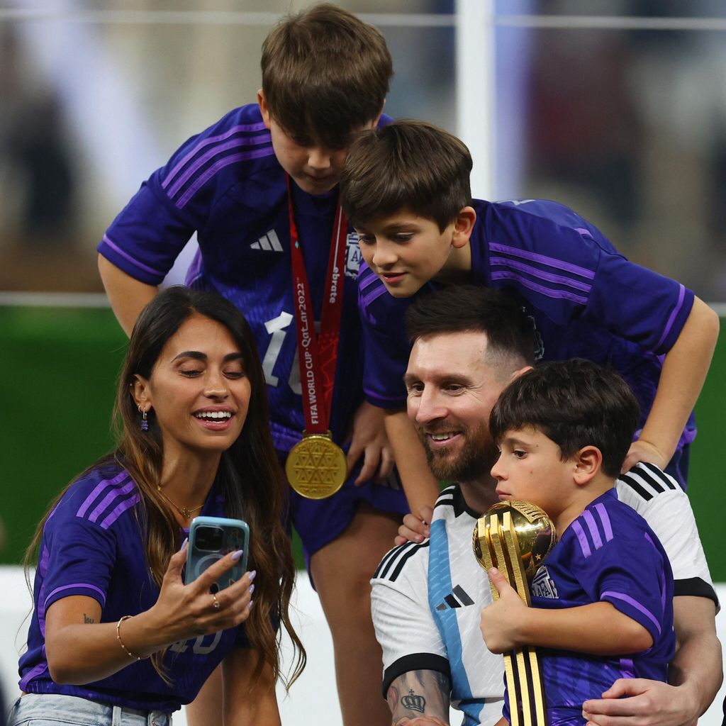 Lionel Messi y su esposa Antonela Roccuzzo y sus hijos