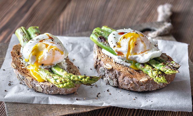 Tosta de trigueros con huevo poché
