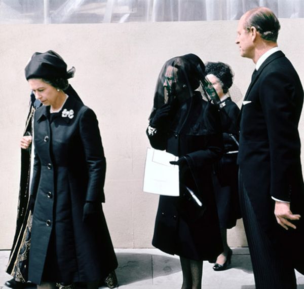 En el funeral del Duque, que tuvo lugar el 5 de junio en la capilla de St. George del castillo de Windsor, la duquesa de Windsor estuvo arropada por la reina Isabel II y la familia real al completo 