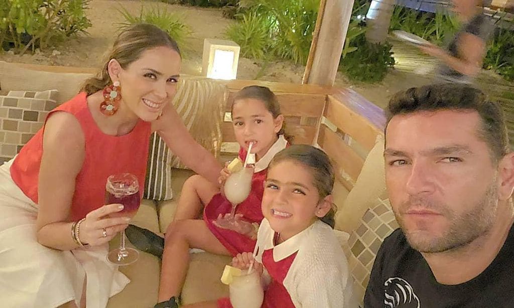 Jacky Bracamontes y sus hijas