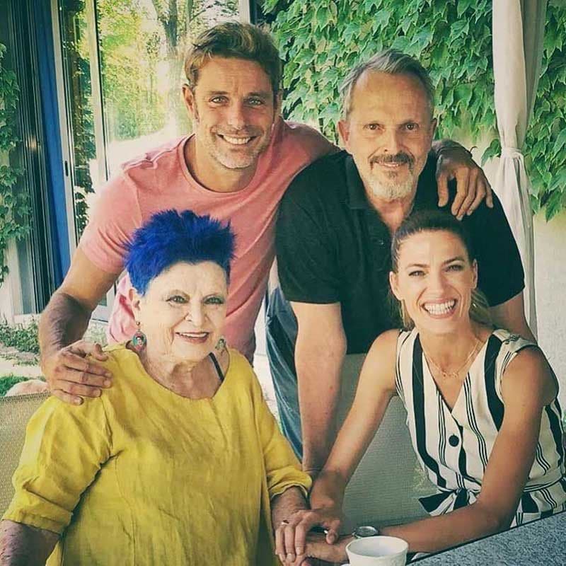 Miguel Bosé, con su madre, Lucía Bosé, Laura Sánchez y David Ascanio