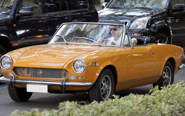 Arturo Valls, al volante de un Fiat 124 Spider Pininfarina de color amarillo