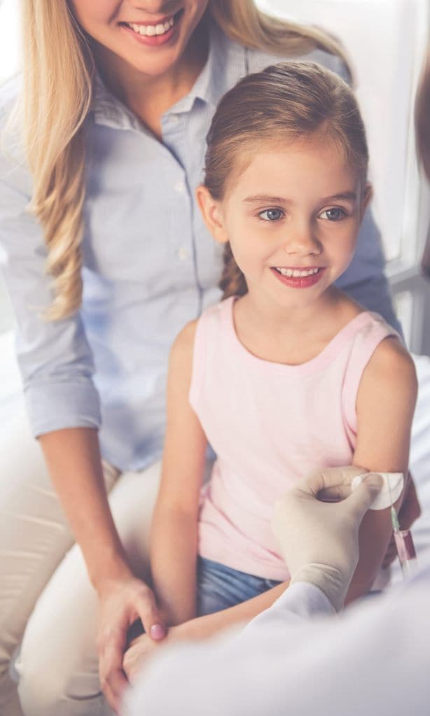 Niña en la consulta del pediatra