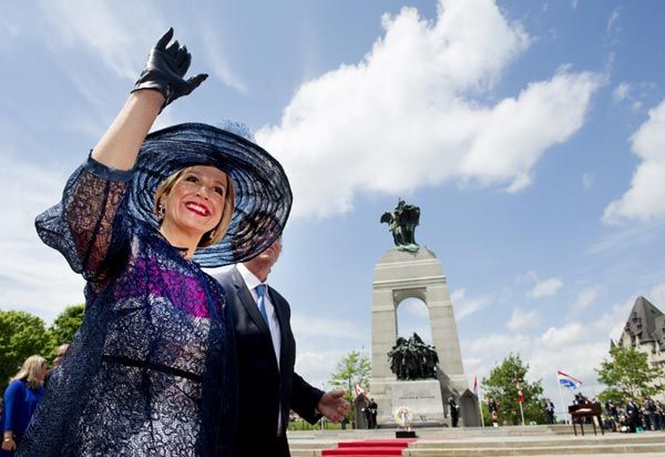 Los canadienses se rindieron sin remedio a la reina Máxima, y a su simpatía, desde el minuto cero de este viaje, que tiene como objetivo principal agradecer al pueblo canadiense su contribución a la liberación de los Países Bajos durante la Segunda Guerra Mundial, de la que este años se conmemora el 70º aniversario
