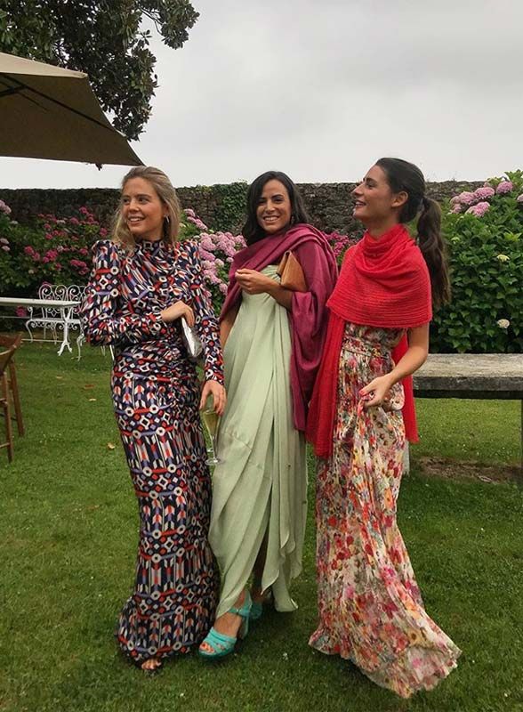 Isabel Hernáez junto a Blanca y Ana Sáinz