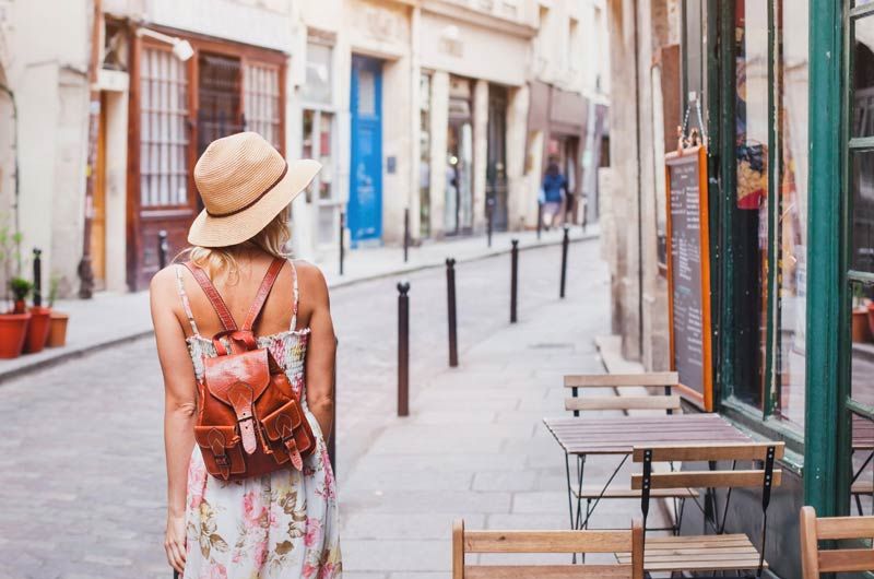 istock chica paseando