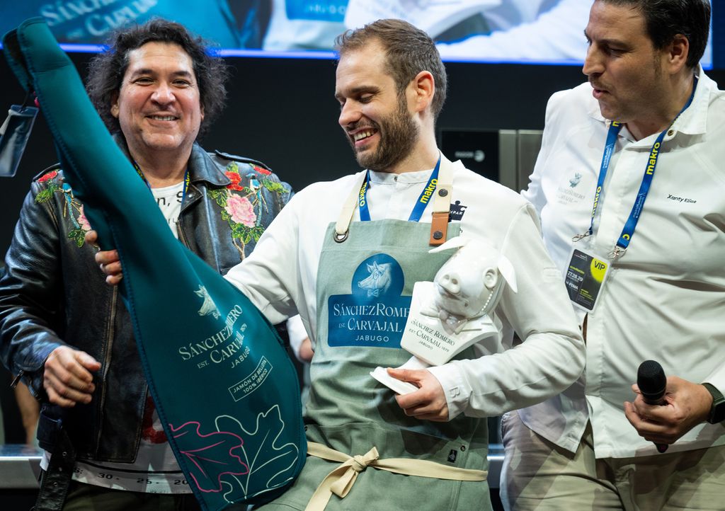 Axel Smyth recoge su premio. Junto a él los chefs Gastón Acurio (izda) y Xanty Elías (dcha), dos de los miembros del jurado. 