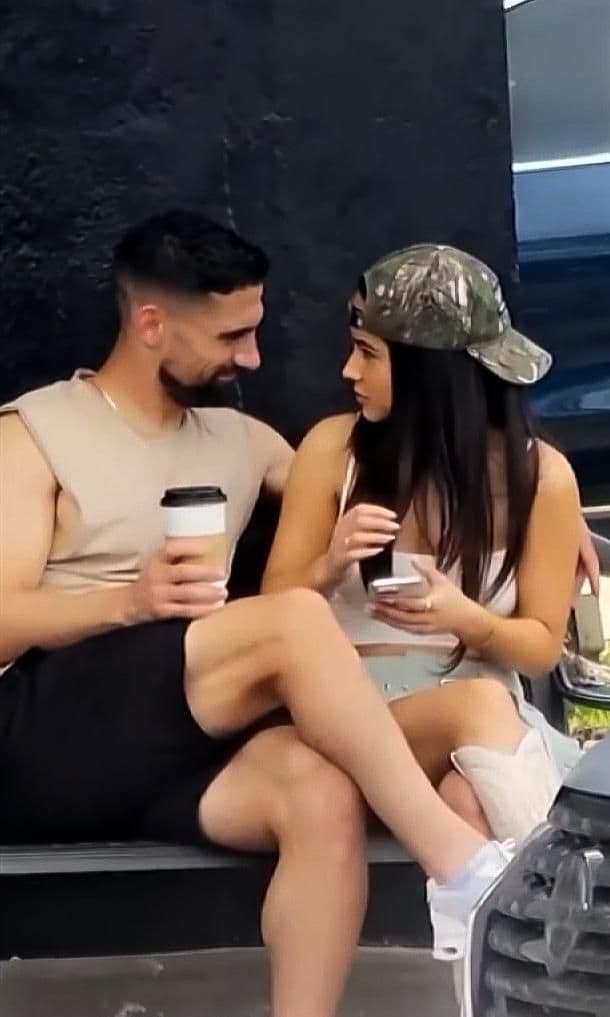 Sebastian Lletget y Becky G