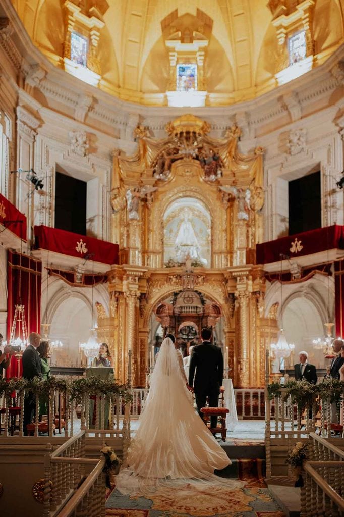 vestido de novia de raquel con cola