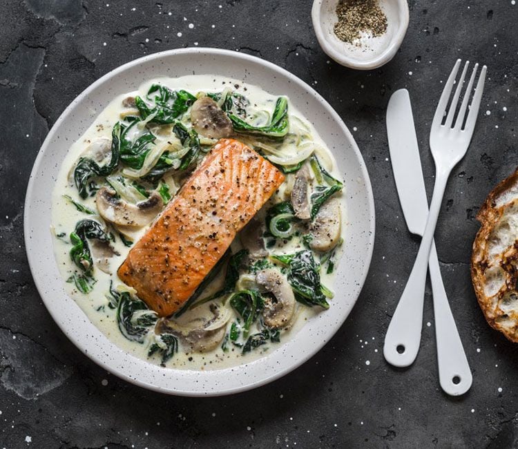 Salmón al horno con crema de espinacas y champiñones