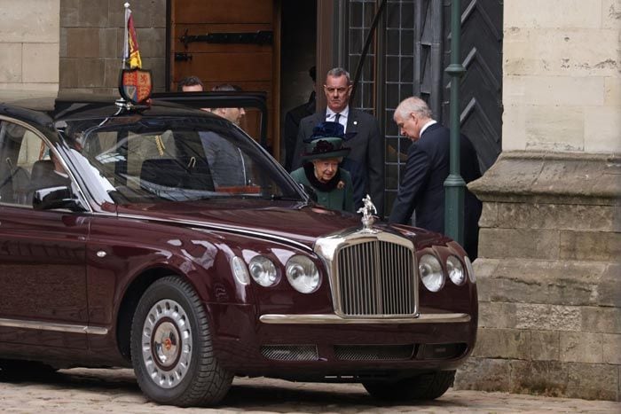 La reina Isabel II abandona la Abadía de Westminster tras el homenaje a su marido