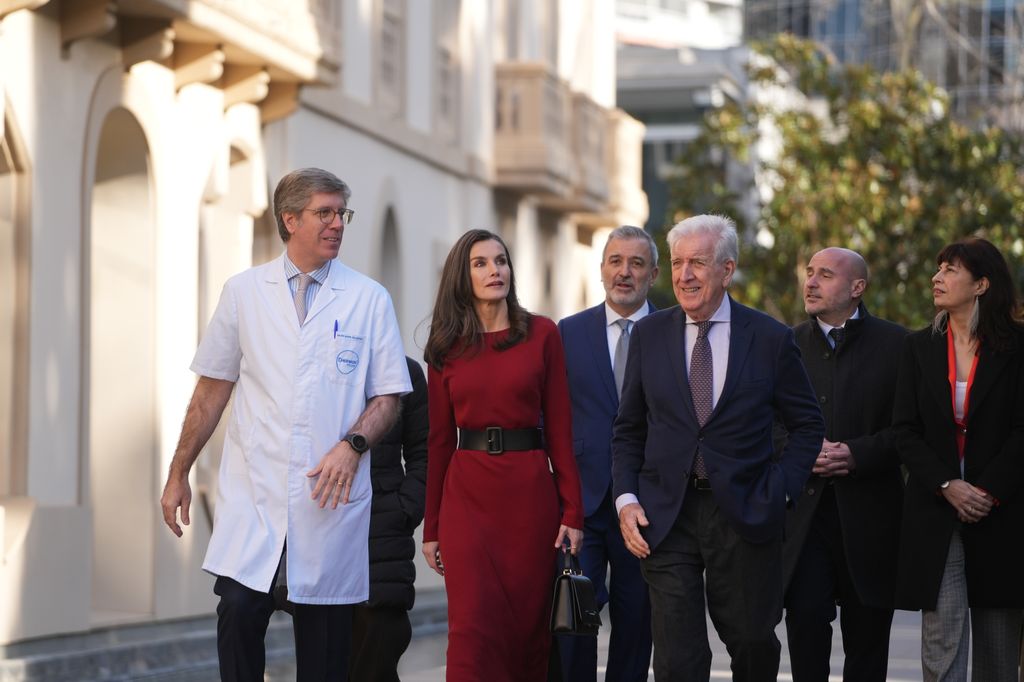 La reina Letizia estrena un vestido de punto rojo con cinturón en Barcelona