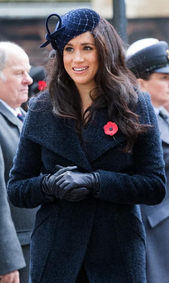 meghan markle con abrigo texturizado azul marino