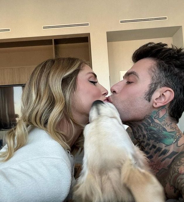 Fedez y Chiara dándose un beso 