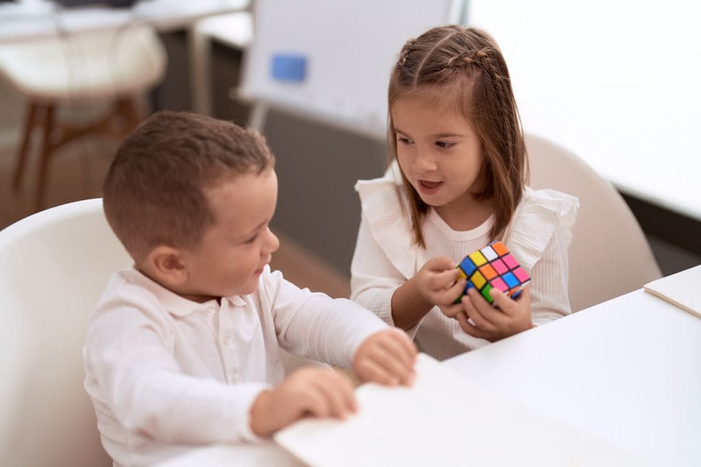 Niños jugando al cubo de Rubik juntos