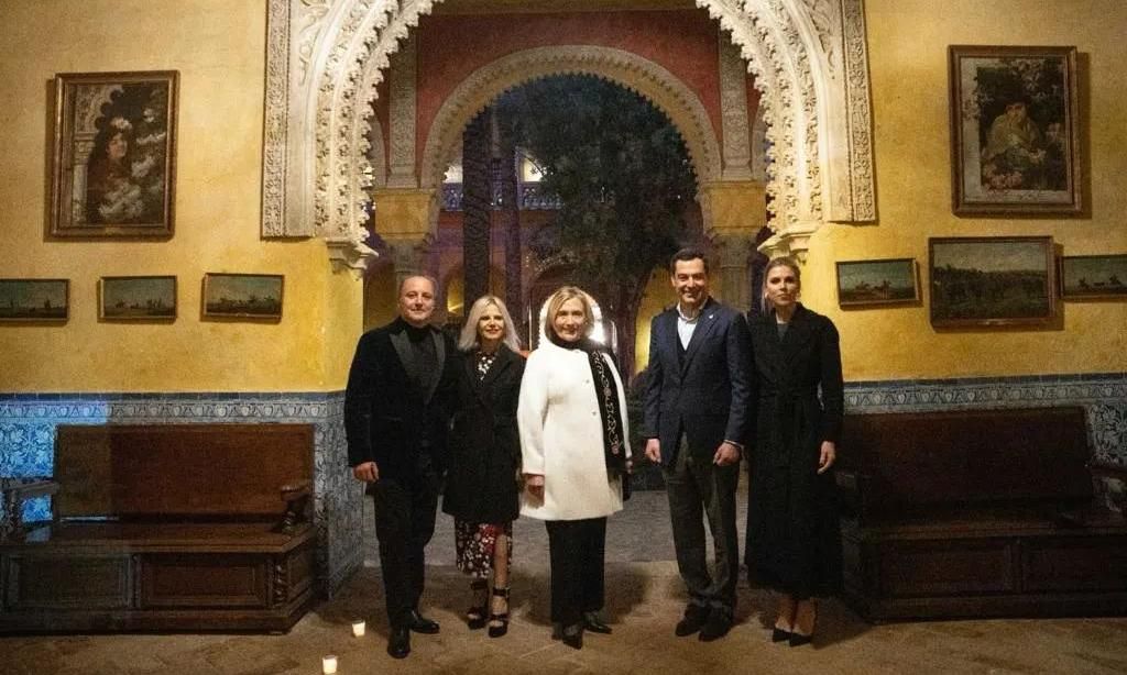 Hillary Clinton con Eugenia Martínez de Irujo y su esposo Narcís Rebollo, así como Juan Manuel Moreno Bonilla, presidente de la Junta de Andalucía y Manuela Villena