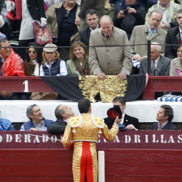 Ocupando una barrera en el tendido 1 del coso alcarreño de La Muralla, que conmemoraba su 50 aniversario, se encontraba don Juan Carlos
