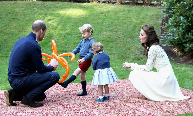 los duques de cambrige con sus hijos durante su viaje oficial a canada