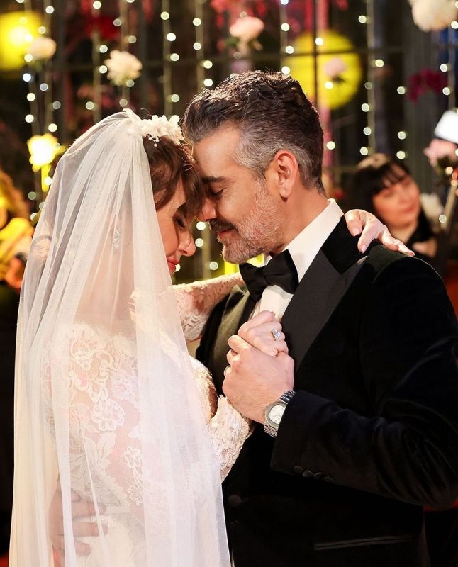 Sevgi Ersoy (Şevval Sam) y Fikret Alabey (Caner Cindoruk) se casan por sorpresa en 'Yan Oda'