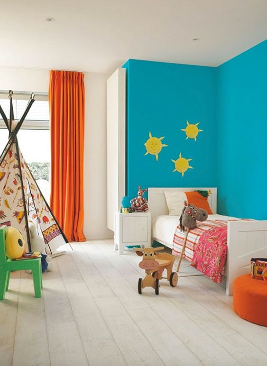 Habitación infantil con suelo laminado blanco