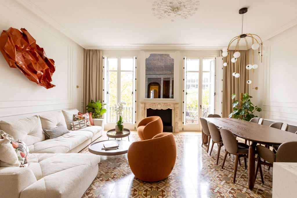 Salón con sofá blanco y escultura roja en la pared