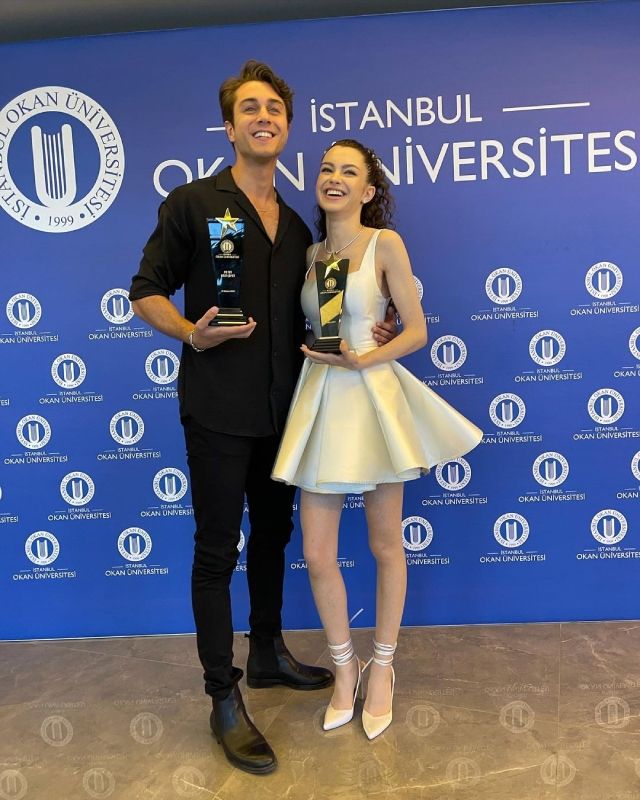Doruk y Asiye de 'Hermanos' premiados como 'Mejor pareja de series del año'