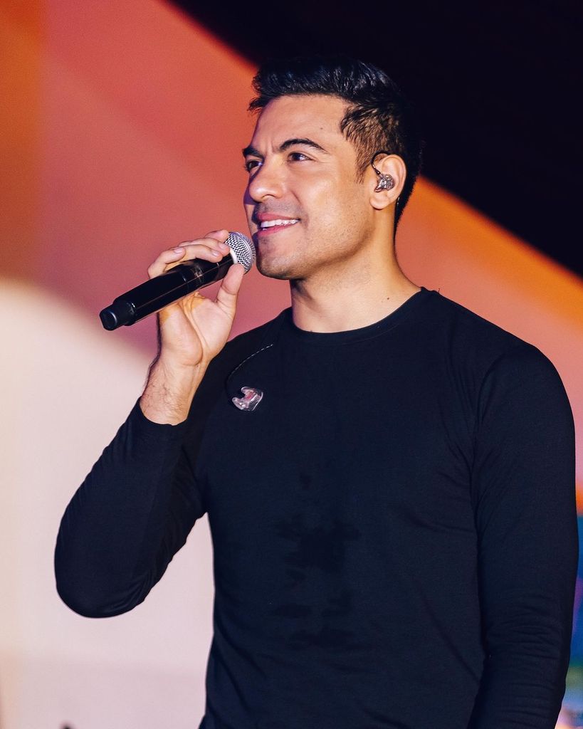 Carlos Rivera cantando