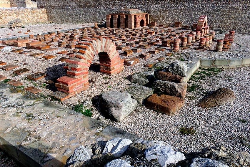 Ruinas arqueológicas de la ciudad romana de Complutum en Alcalá de Henares