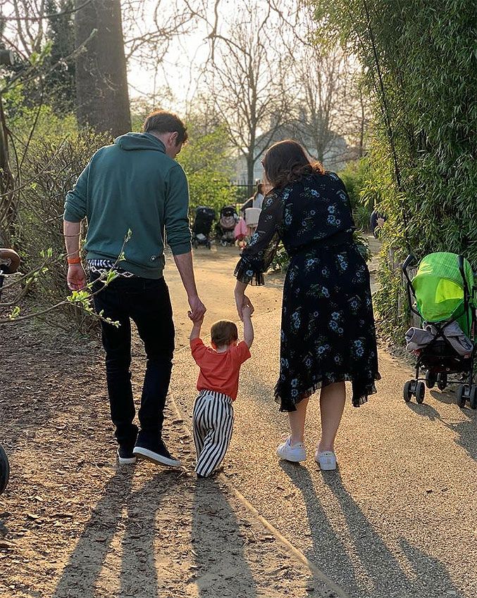 Eugenia de York con su marido y su hijo en el parque