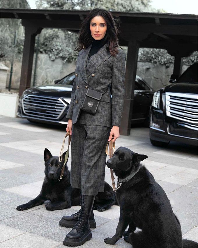 Pilar Rubio con traje gris