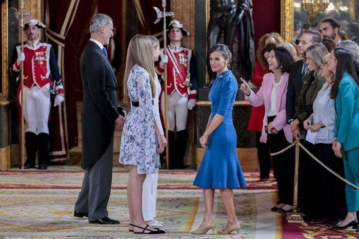 La princesa Leonor conversa con los periodistas y reporteros gráficos que cubren la información de Casa Real