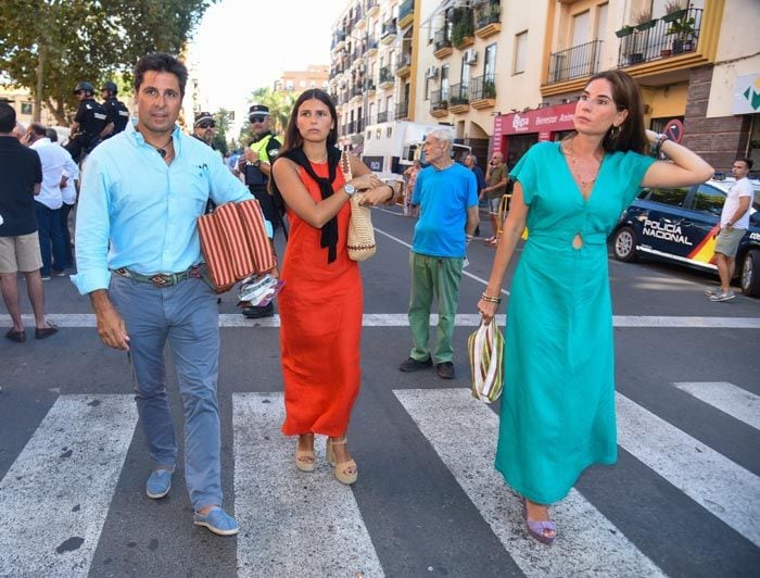 Cayetana Rivera con su padre, Francisco Rivera, y la mujer de éste, Lourdes Montes