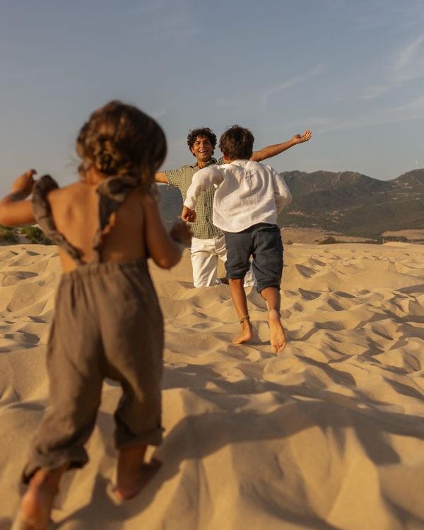 Tomás Páramo jugando con sus hijos en la playa