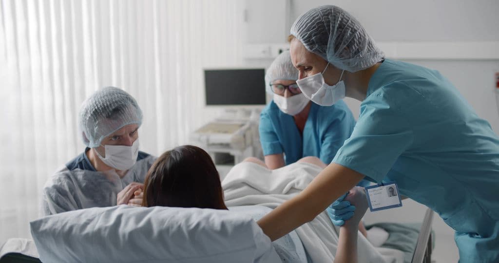 Mujer dando a luz por vía vaginal