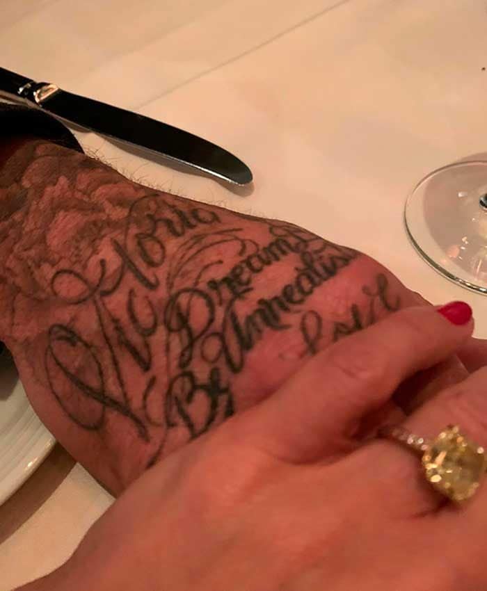 Victoria Beckham ha compartido una imagen dando la mano a su esposo durante su cumpleaños