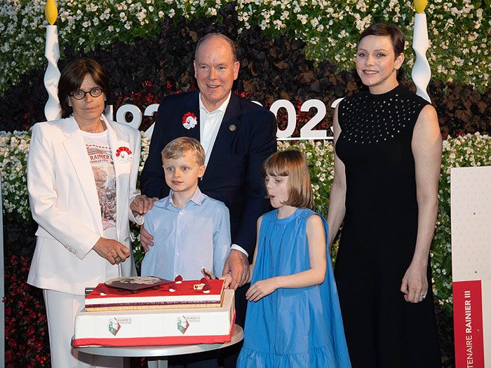 Alberto, Estefanía y Charlene de Mónaco con los mellizos 