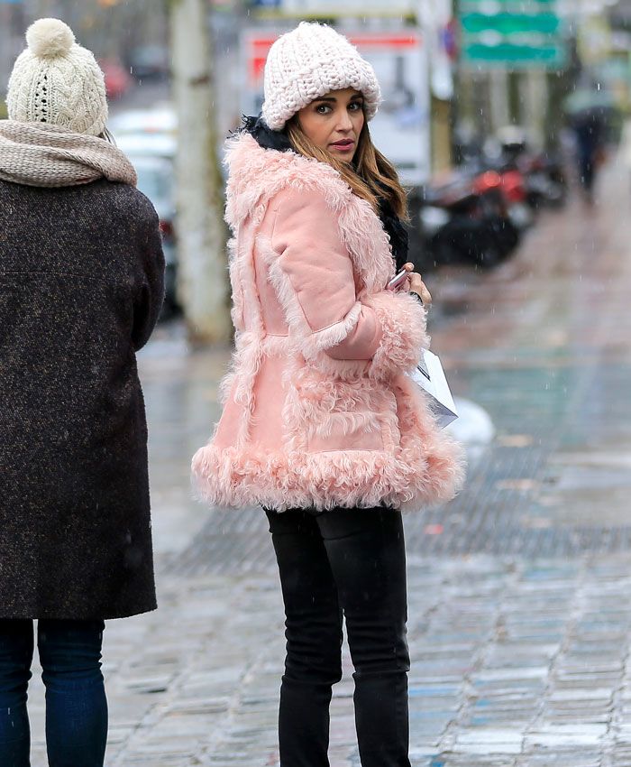 Paula Echevarría con abrigo rosa y botas Ugg en durante una mañana de shopping por Madrid