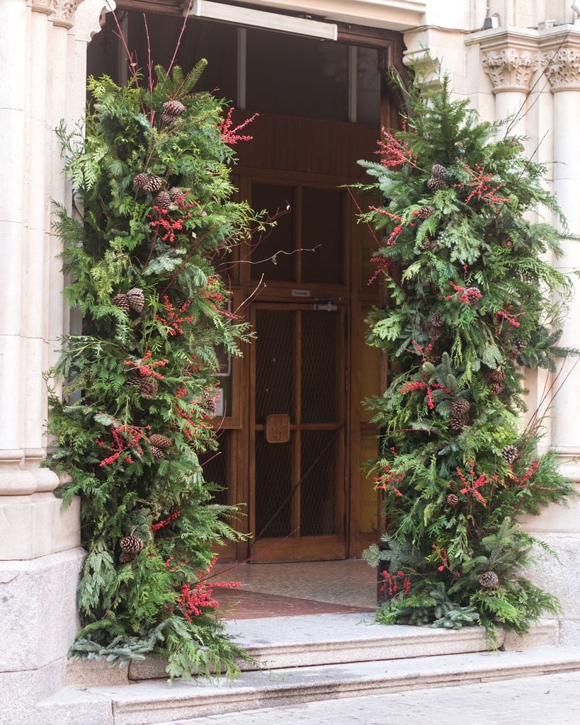 Columnas de flores en la entrada de iglesias de boda