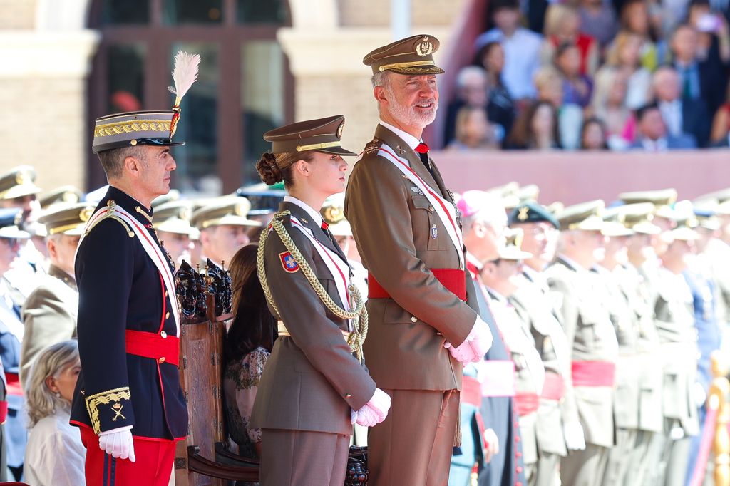 Manuel Pérez López, director de la Academia General Militar de Zaragoza, con el rey Felipe y la princesa Leonor durante la entrega de los despachos de empleo el 3 de julio de 2024