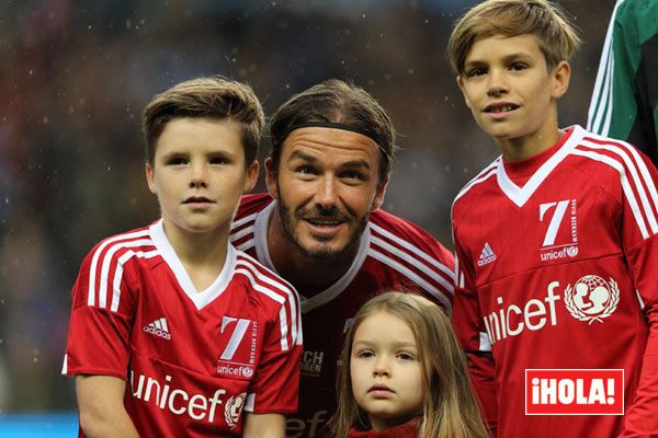 Cruz, Harper y Romeo Beckham posaron con su padre en las presentaciones
