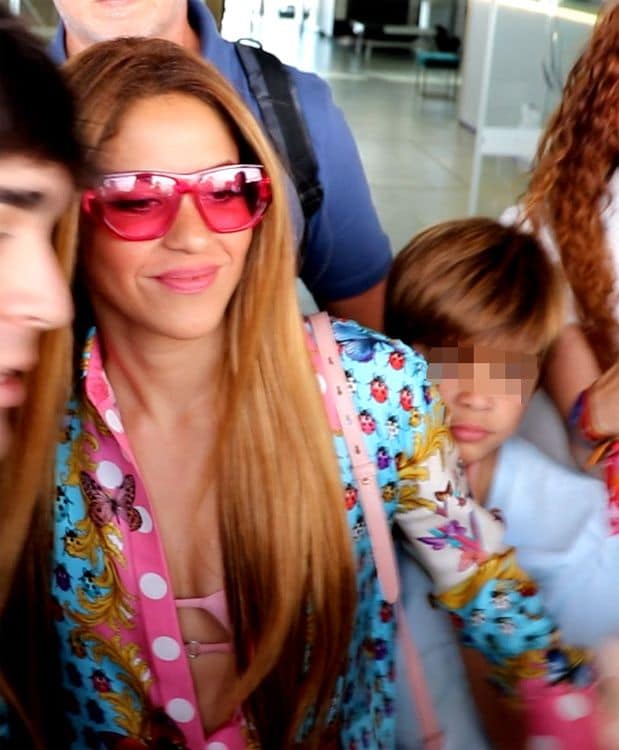 Shakira se hace fotos con los fans