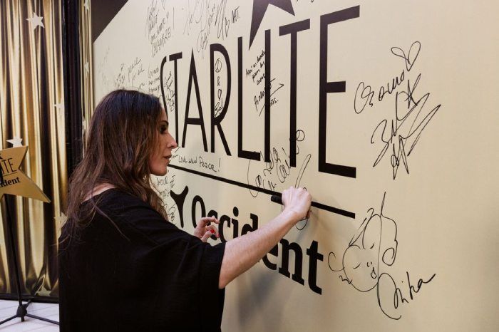 Malú firma en Marbella