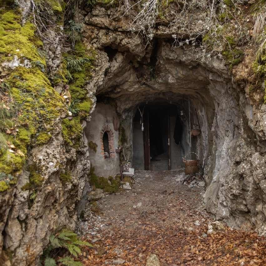 cueva de la vieja del monte en riano leona