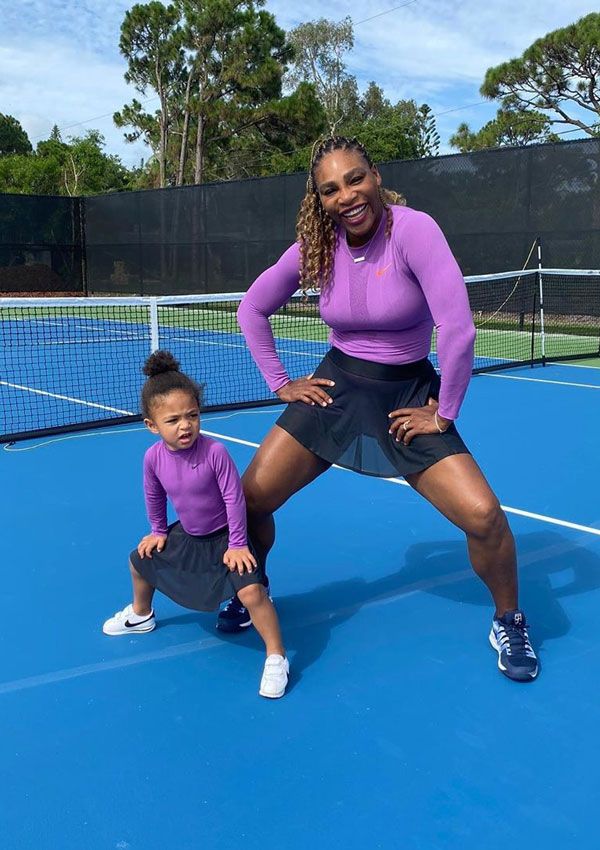 Serena Williams y su hija en la pista de tenis