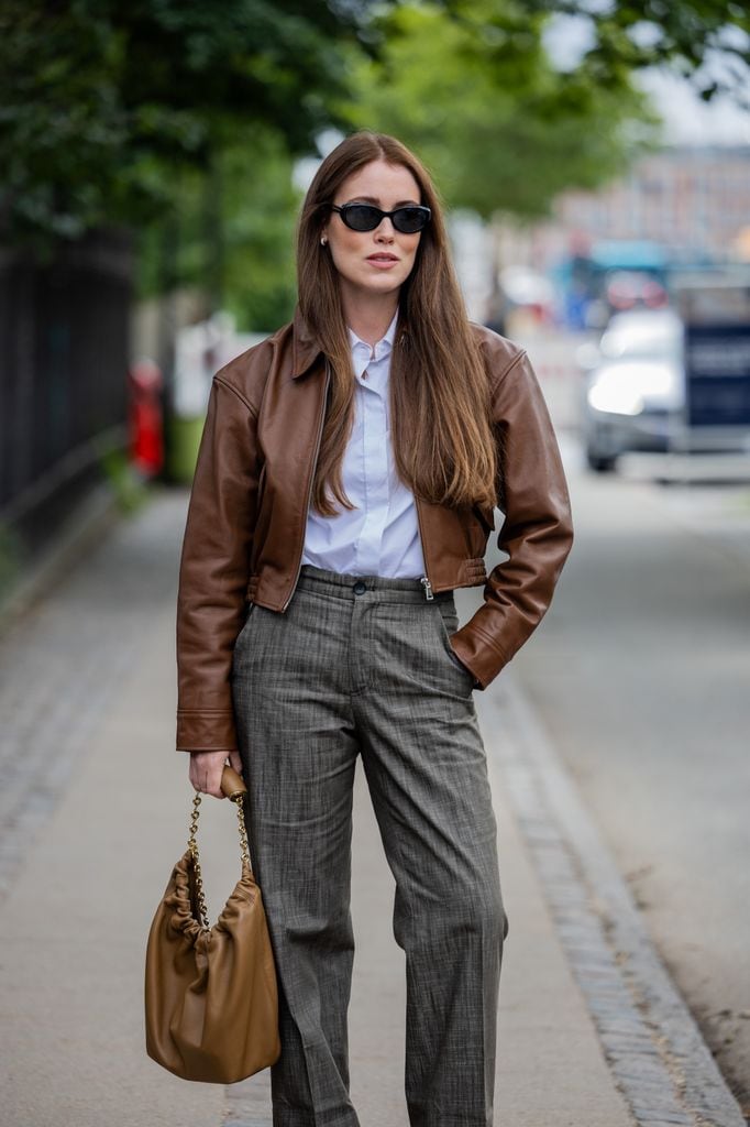 Annabel Rosendahl lleva chaqueta de cuero marrón, pantalones grises, bolso fuera de Mark Kenly Domino Tan durante la Semana de la Moda de Copenhague Primavera/Verano 2024 el 10 de agosto de 2023 en Copenhague, Dinamarca.