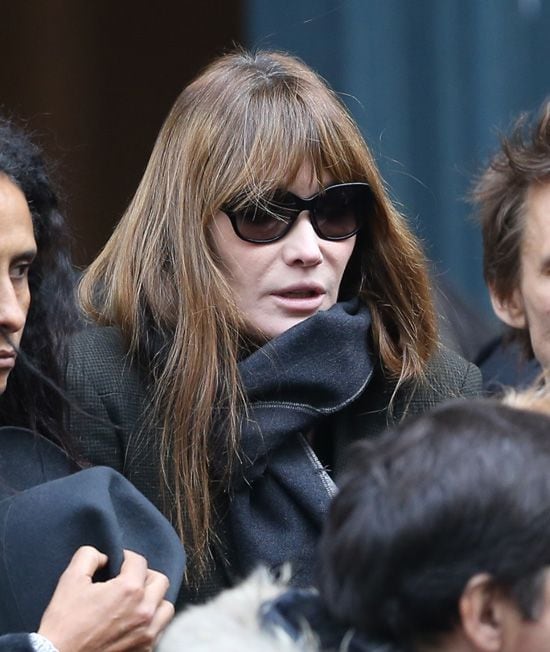 Carla Bruni asistió de incógnito al funeral