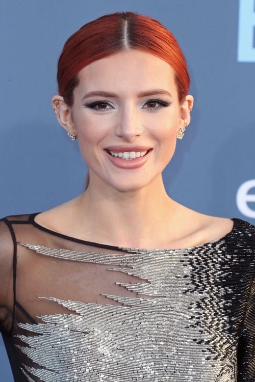 Bella Thorne luce unas cejas tatuadas