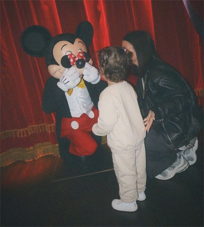 Laura Escanes con su hija Roma en Disneyland